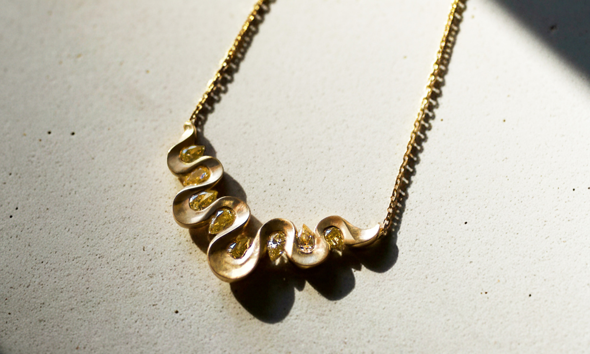 Liqua-Collier-Diamants-fond-creme_edited_edited